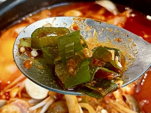 【釜めし 大統領】辛いスンドゥブを頼むと、刻んだ青唐辛子を入れて作ってくれる