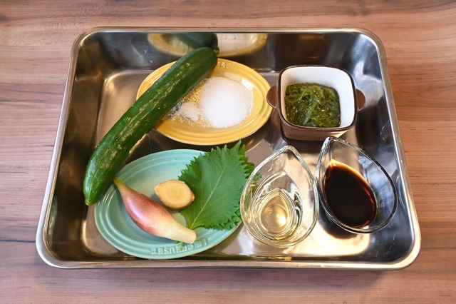 【めかぶときゅうりの薬味漬け】材料はめかぶ、きゅうり、大葉、しょうが、みょうがなど