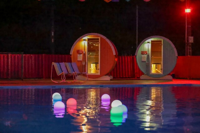 【TACO GLAMP THE MEXICO】プールとバレルサウナ（夜）