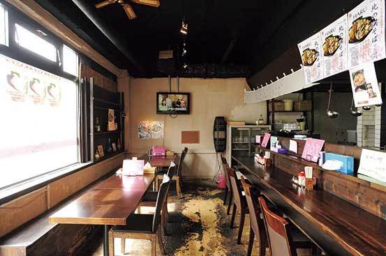 麺屋 HARU（北区） 内観　店舗はビル横手にある専用階段を上った先