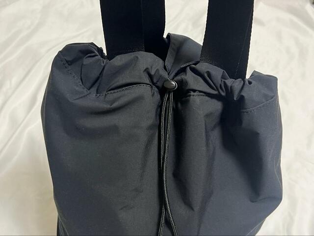 【ユニクロ　ドローストリングバックパック】巾着のように開閉します