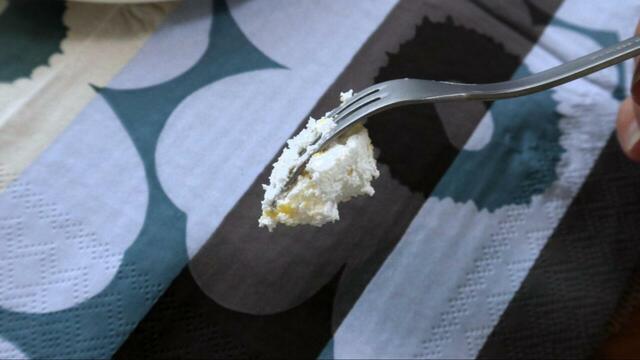 【トライアル おいしさだけにこだわったロールケーキ】ミルククリームはもったりした食感で、フォークを逆さにしても落ちません