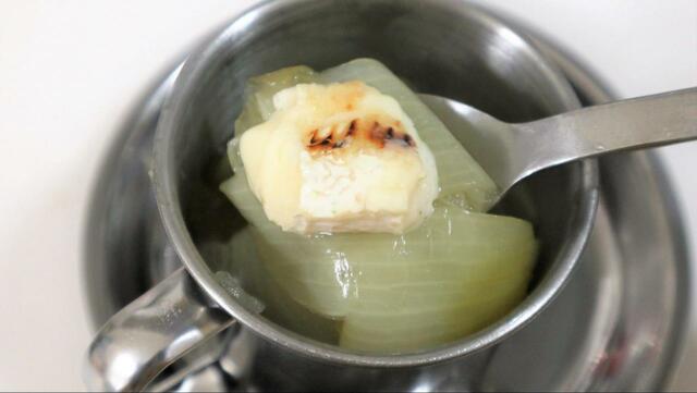 【ニトリのアウトドアクッカーセットで焼きカマンベール】玉ねぎスープに入れてもOK