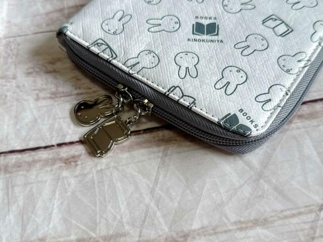 Wファスナーで開閉する仕様。ファスナーの引き手に注目です！