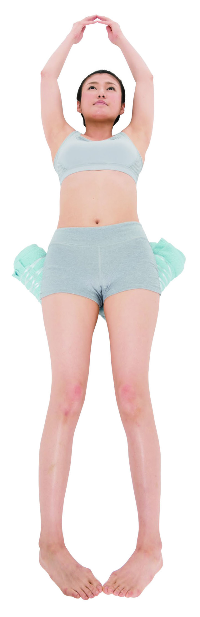 骨盤ストレッチ2⇒仰向けになり、お尻の下あたりにバスタオル枕を2 つ、V字形に差し込み、そのまま2 ~ 3分ほどリラックス！