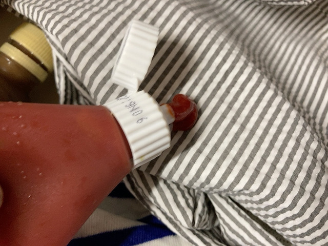 【ワークマン レディース撥水サッカーシャツワンピース】恐る恐る、ケチャップのチューブを絞ります