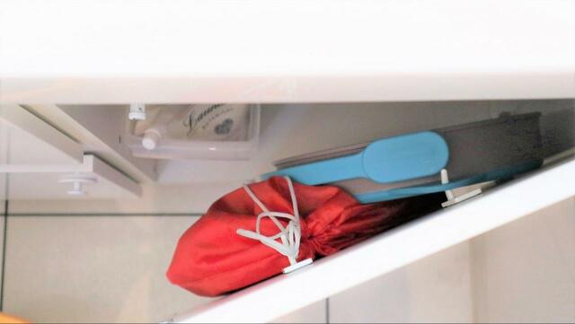 【ダイソー ピタッコ 小2個入り】扉の内側も収納に