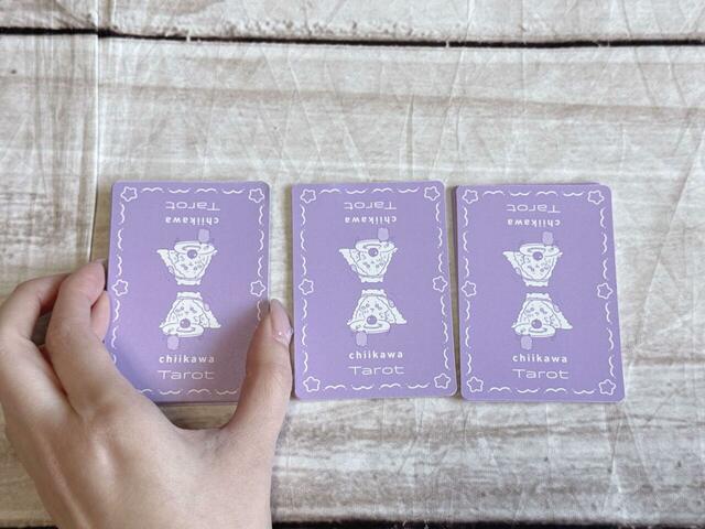 左手でカードを3等分にカットします