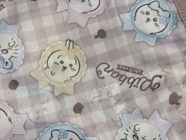 ところどころに配置された、ちいかわたちのお顔のシルエットもポイント！