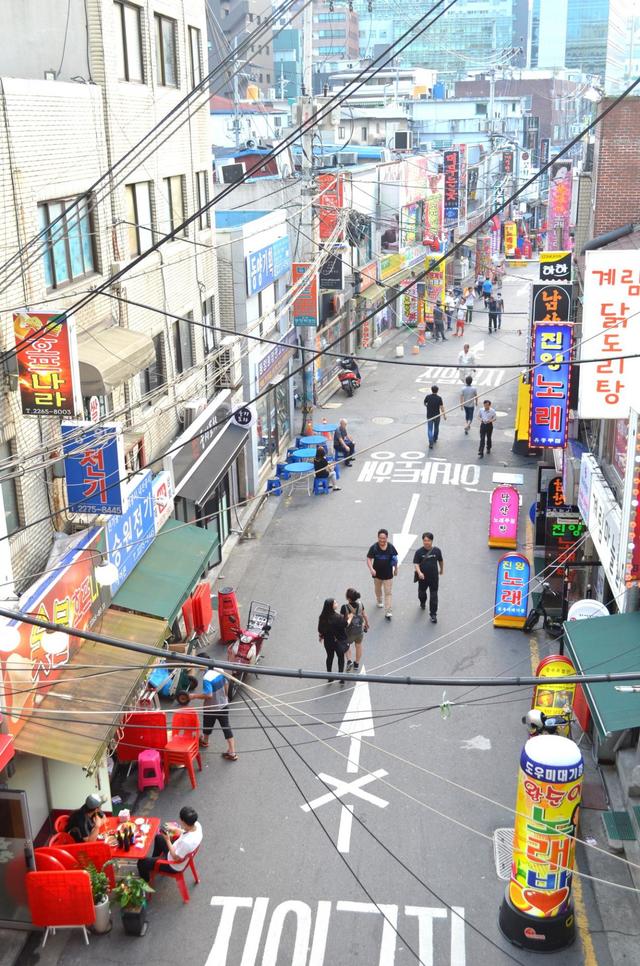 【気になる韓国、ソウルの今・忠武路】東側の進陽商街（ジニャンサンガ）のビルから忠武路2ギルを見下ろす
