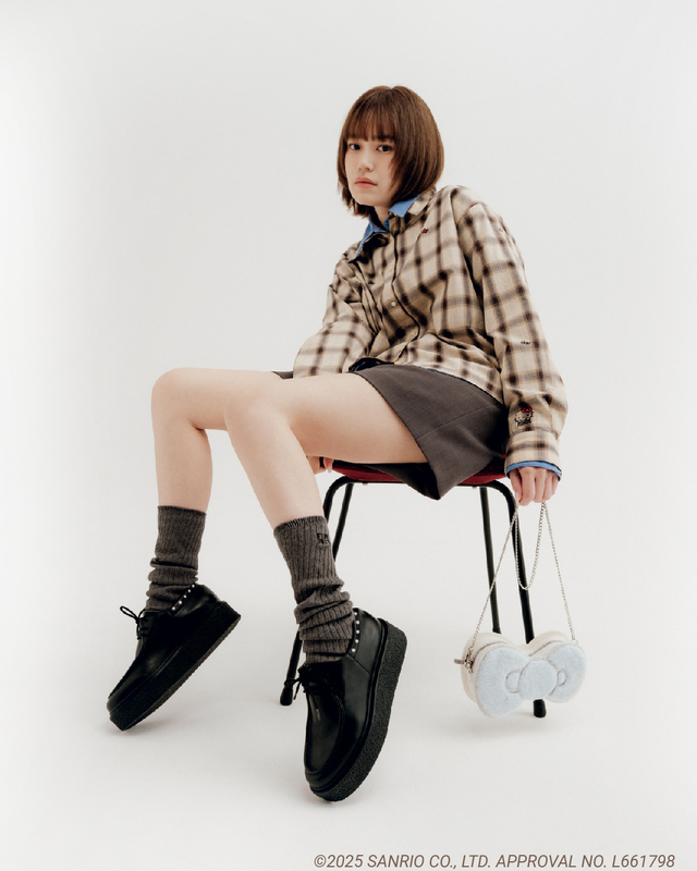 HELLO KITTYリボン刺繍シャツとHELLO KITTYリボンバッグでさりげなくを主張できる