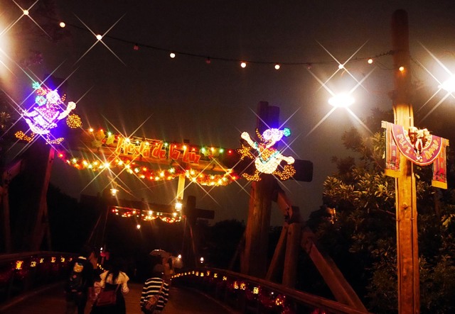 「フィエスタ・デ・ラ・ルース」が装飾されたプエンテ・デル・リオ・ペルディード