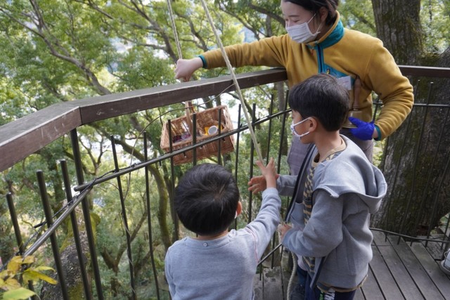 【星野リゾート　リゾナーレ熱海】ツリーハウスティータイムに必要な食材が運ばれてくる様子