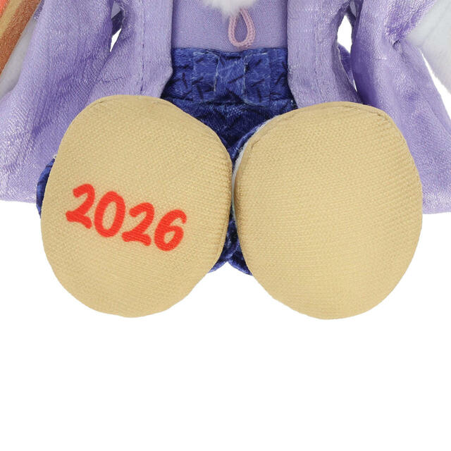 ぬいぐるみバッジ 2,800円|東京ディズニーリゾートお正月グッズ|販売店舗:東京ディズニーランド「グランドエンポーリアム」、東京ディズニーシー「エンポーリオ」|発売日:2025年12月1日(月)