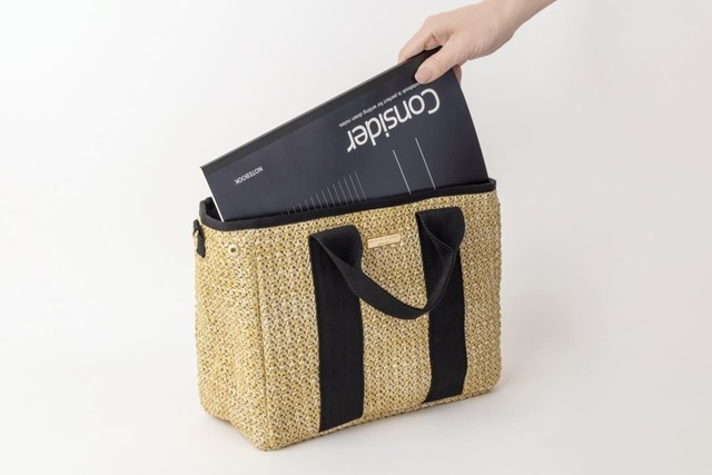 両サイドのスナップボタンを外せば、A4サイズが入る！