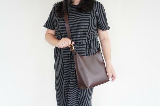 スクエアバッグは斜めがけでできるように♪