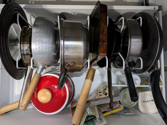【山崎実業 tower シンク下 伸縮鍋蓋＆フライパンスタンド】スタンド使用後。形も大きさもバラバラのフライパンや鍋が片手でサッと取り出しやすくなりました！