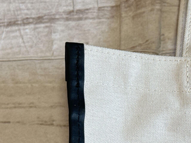 素材は綿ポリエステル混紡生地。厚手で丈夫なコットンキャンバス調の生地です