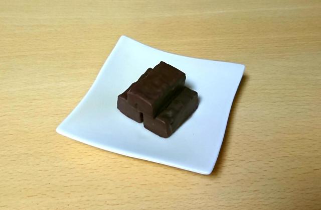 【有楽製菓　ブラックサンダーミニバー ガトーショコラ　753g　899円】小さいながら1本あたり72kcalもあるので、油断は禁物