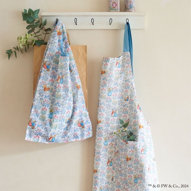 【ピーターラビット×Afternoon Tea】コンパクトバッグM ¥2,200、エプロン ¥5,500