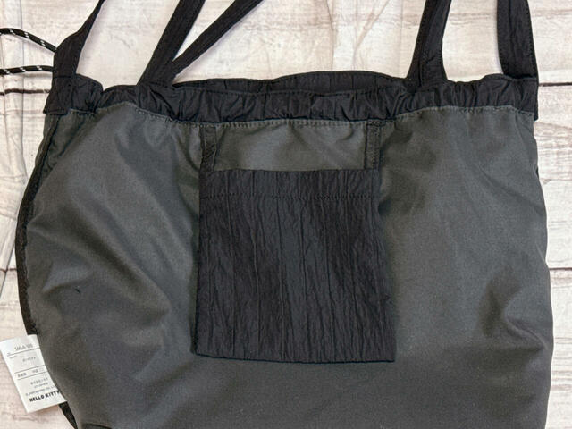 内側には吊りポケットが1つ付いており、小物の整理に便利！