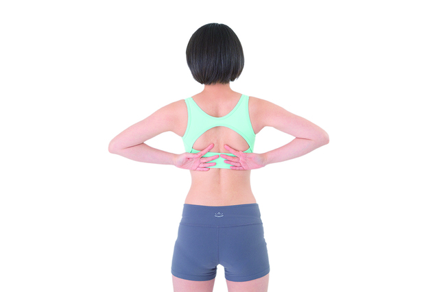 2. あてた手を、肩甲骨の下までさすり上げる。上げ下げを繰り返す