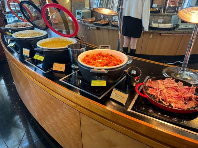 【カフェトスカ モーニングブッフェ】スクランブルエッグ、ソーセージ、野菜のトマト煮込み、ベーコンなど朝食の主役が並ぶホットミール♪