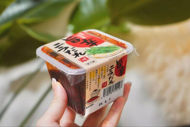 【KALDIご飯のお供】濃い味がたまらない『【冷蔵】旨辛ニラだれ　230g』398円（税込）