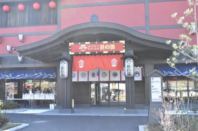 祭をイメージした外観＆店内