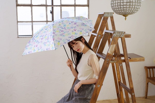 水彩で描かれた小さな花がカラフルな「レインボーフラワー」