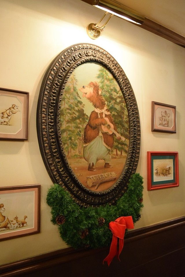 肖像画にもクリスマスの装飾が。