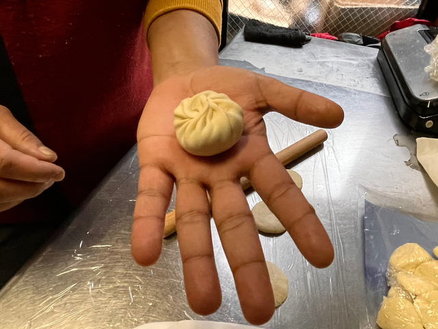 【MOMO Stand Tokyo】包み終わったモモ。これを蒸し器で蒸します