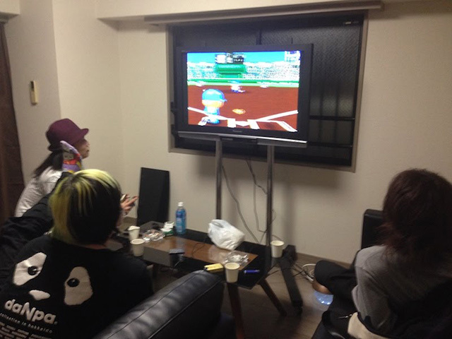 取材現場で「実況パワフルプロ野球」に興じるDEZERTの皆さん