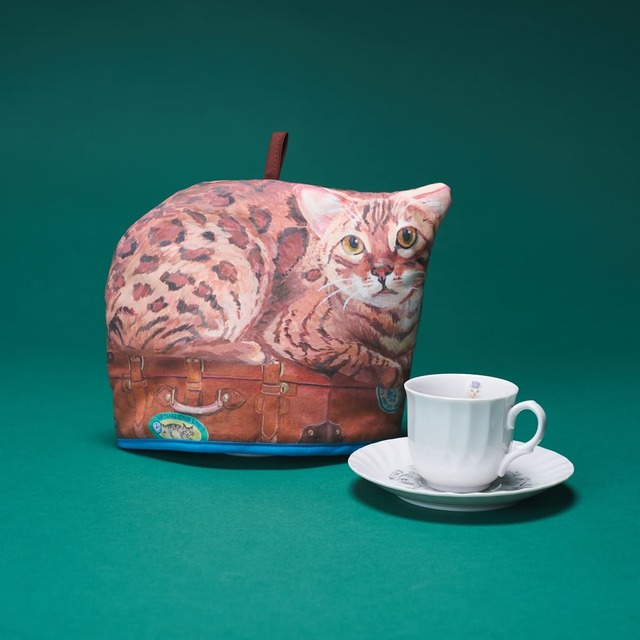 【Afternoon Tea LIVING】ティーコージー ¥3,080、カップ＆ソーサー ¥3,300