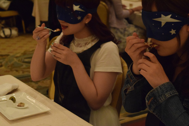 うまく口に運ぶのも慣れるまでは一苦労