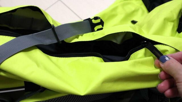 【ワークマン イナレムギア シェルパック80】サイドポケットも開口部が大きく使いやすい