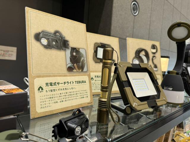 【ワークマン 充電式サーチライト　TEBURA】リュックの肩紐などにつけられるライト。ヘッドライトは抵抗があるという方におすすめ