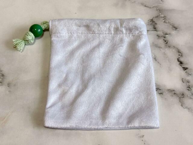 背面は装飾がないシンプルなデザイン