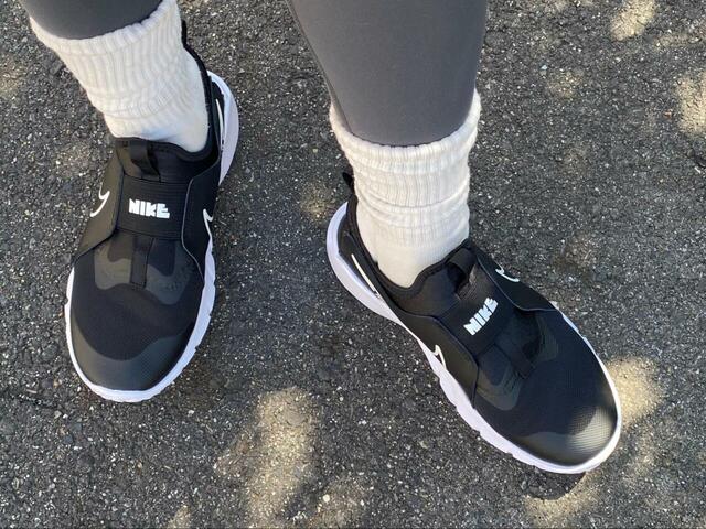 【NIKE フレックス ランナー 2】ウォーキングウェアやレギンスと合わせやすいのはもちろん、デニムスタイルやふんわりしたロングスカートにも合います!