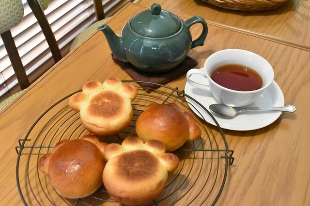 大人気の肉球パンは限定商品