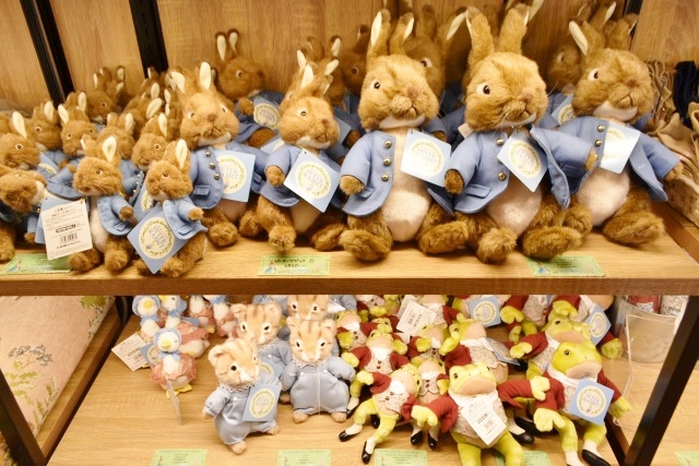 大きなピーターラビットのぬいぐるみが大人気