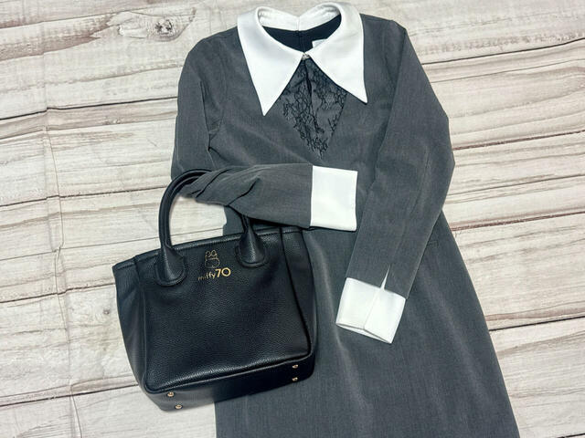 かっちりドレスにはハンドバッグとして持つのもおすすめ