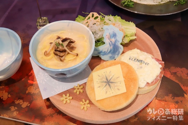＜エルサ＞マフィンサンドとスープパスタのマジカルプレート～不思議な歌声に誘われて～  2,390円／スープボウル付き： 3,990円