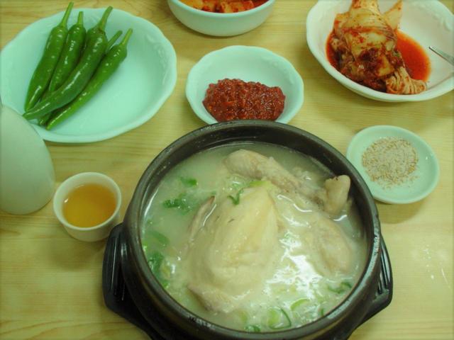 サムゲタンの左の黄色味がかった液体が高麗人参酒