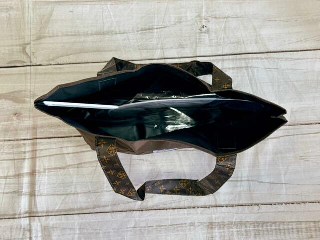 縦41.7×横29cm［最大］の応援うちわを入れてみたところ、すっぽり収納できました！