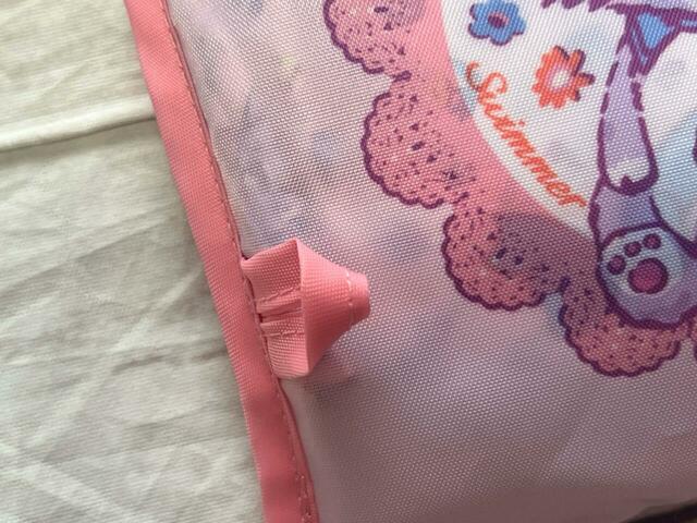 ポケットにはループ付き。引っ掛けて収納可能です