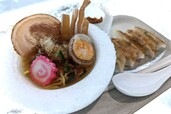【リゾナーレトマム】アイスヴィレッジ内の「氷のラーメン屋」で提供される氷のラーメン(1,500円)、餃子(1,000円)