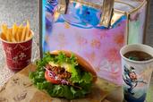 スペシャルセット、スーベニアランチケース付き 4,260円|東京ディズニーシー「ニューヨーク・デリ」