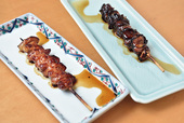 八ツ目や にしむら（巣鴨） 肝焼き、くりから 300円 串焼きは、ほろ苦で濃厚な味わいの肝焼きや、皮付きで脂の旨みを味わえるくりから焼きが人気。