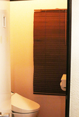 【ニトリ 木製ブラインド(ヴェントMBR 60x138)】スタバのような温かみのあるトイレに